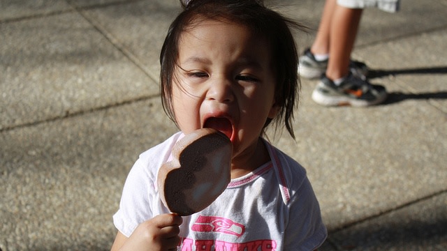 Ilustrasi bayi sedang makan es krim. Foto: Victoria Louise Le via Flickr