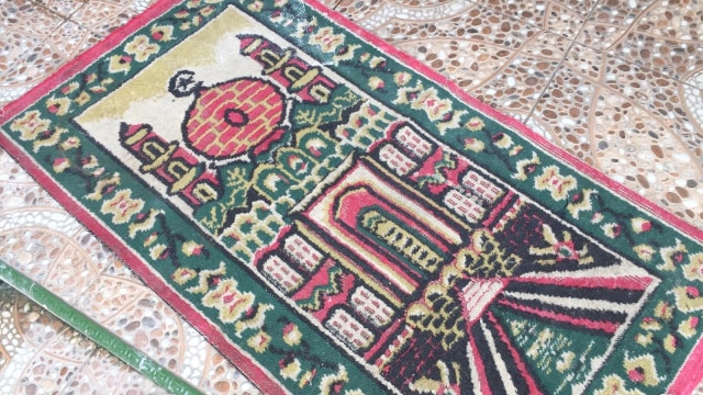 Karpet milik Mushola Nurul Iman yang diinjak di video viral yang melibatkan Caleg PDIP. Foto: Ferry Fadhlurrahman/kumparan