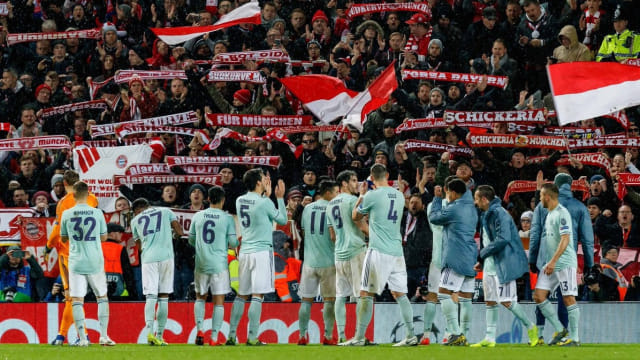 Para pendukung Bayern Muenchen mengibarkan bendera merah putih di Anfield Stadium. Foto: Twitter: FCB-Fanbetreuung