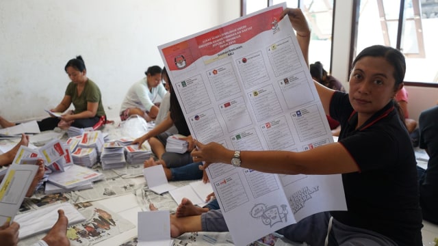 Ibu rumah tangga dilibatkan dalam pelipatan kartus suara Pemilu 2019 (kanalbali/KR7)