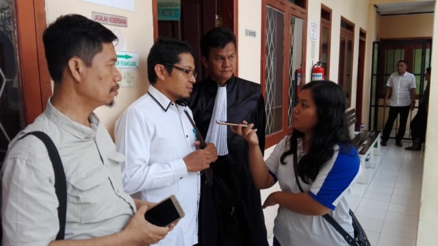 Tim kuasa hukum terdakwa dan juru bicara DPD PKS Kabupaten Indramayu usai sidang pidana pemilu di pengadilan negeri Kabupaten Indramayu,Rabu (20/2/2019). Caleg PKS, Elsa Meliani Aidad, divonis enam bulan penjara dengan masa percobaan satu tahun.(tedy saputra)