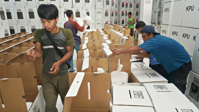 Pekerja menyelesaikan perakitan kotak suara berbahan karton, di gudang logistik KPU Kota Bekasi, di Bekasi, Jawa Barat. Foto: Iqbal Firdaus/kumparan