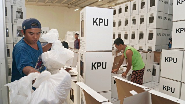 Pekerja menyusun kotak suara berbahan karton usai dirakit, di gudang logistik KPU Kota Bekasi, di Bekasi, Jawa Barat. Foto: Iqbal Firdaus/kumparan