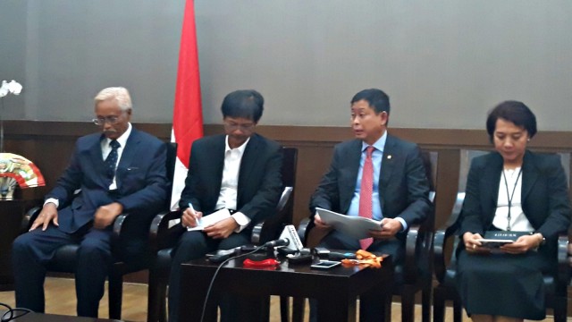 Menteri ESDM, Ignasius Jonan membahas RUPTL 2019 bersama Dirjen Ketenagalistrikan, Rida Mulyana (kedua kiri) dan Direksi PT PLN di Kementerian ESDM, Jakarta. Foto: Ema Fitriyani/kumparan