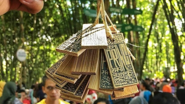 Untuk dapat berbelanja di Pasar Papringan harus menukarkan uang dengan uang bambu yang telah disediakan panitia (Foto: Instagram/@pasarpapringan)