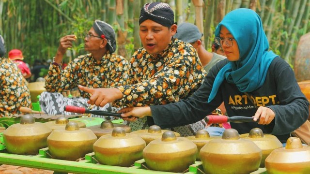 Uniknya Pasar Papringan di Temanggung yang Pakai Uang Bambu - kumparan.com - Kesenian Dan Permainan Tradisional Di Pasar Papringan