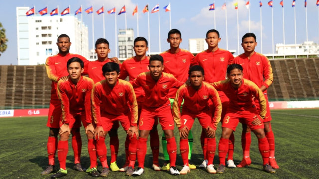 Pemain Timnas U-22 Indonesia foto bersama sebelum pertandingan Grub B Piala AFF U-22 melawan Timnas Malaysia U-22 di Stadion Nasional Olimpiade Phnom Penh, Kamboja, Rabu (20/2). Foto: Aditia Noviansyah/kumparan