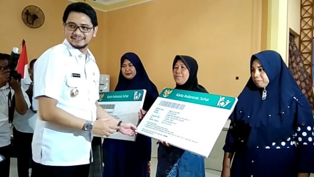 Plt Walikota Pasuruan, Raharto Teno Prasetyo saat memberikan kartu JKN/KIS kepada warga Kota Pasuruan secara simbolis di Gedung Gradika Bhakti Praja, Pasuruan, Rabu (20/2/2019).