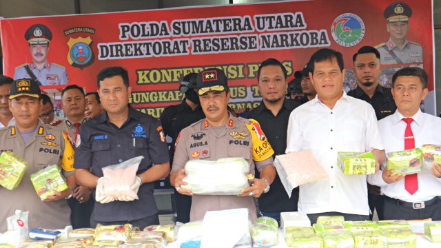 Kapolda Sumatera Utara Irjen Pol Agus Andrianto saat menunjukkan barang bukti narkoba di Mapolda Sumatera Utara. Foto: Rahmat Utomo/kumparan