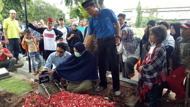 Pemakaman komedian Nana Krip di TPU Kemiri. Foto: Aria Pradana/kumparan