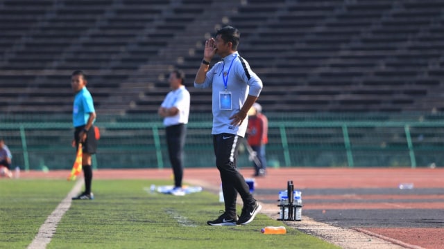 Pelatih Timnas U-22 Indonesia, Indra Sjafri di Stadion Nasional Olimpiade Phnom Penh, Kamboja. Foto: Aditia Noviansyah/kumparan