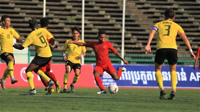 Pemain Timnas U-22 Indonesia, Muhamad Rafi Syarahil saat bertanding melawan Timnas U-22 Malaysia di Stadion Nasional Olimpiade Phnom Penh, Kamboja. Foto: Aditia Noviansyah/kumparan