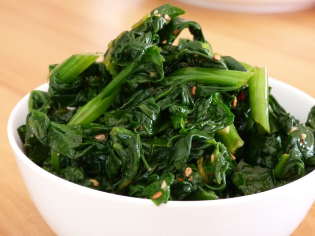 Sigumchi namul (salad bayam)