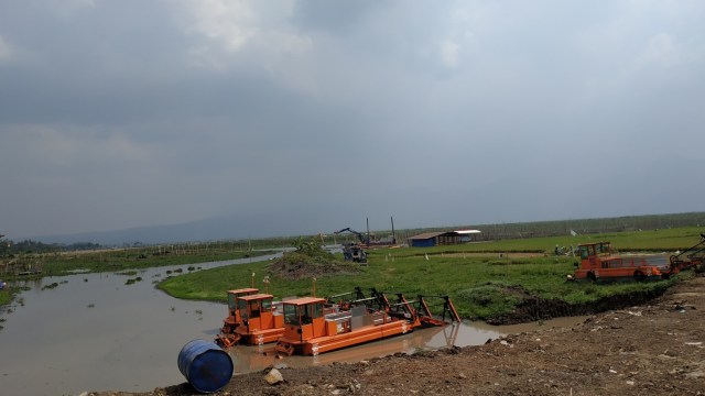 Sejumlah alat Berky yang disiagakan untuk pengedukan sedimentasi di Danau Rawa Pening. Foto: Afiati Tsalitsati/kumparan.