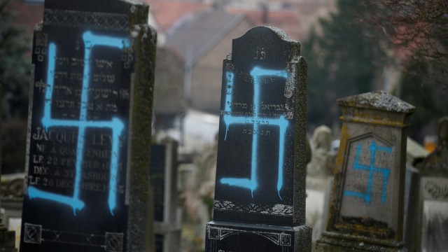 Kuburan yang dirusak dengan swastika terlihat di pemakaman Yahudi di Quatzenheim, Prancis. Foto: REUTERS/Vincent Kessler