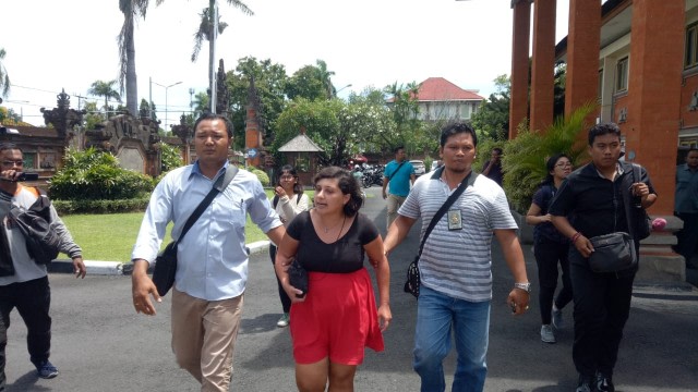 Auj e Taqaddas saat mengikuti persidangan di PN Denpasar (dok.kumparan)