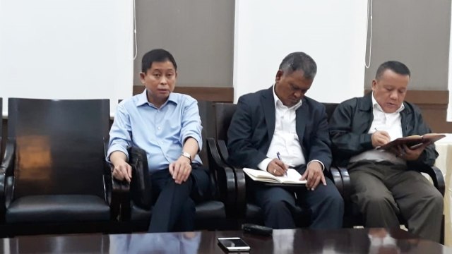 Konferensi pers Menteri ESDM Ignasius Jonan (kanan) Klarifikasi Soal Ucapan Sudirman Said tentang Pertemuan Jokowi dengan Bos Freeport McMoran di Kementerian ESDM, Jakarta. Foto: Ema Fitriyani/kumparan