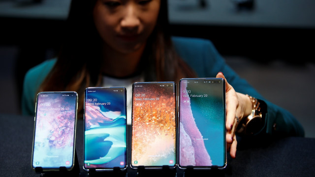 Smartphone Samsung Galaxy S10, Galaxy S10 Plus, dan Galaxy S10e. Foto: Henry Nicholls/Reuters