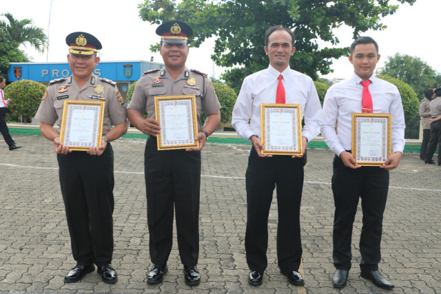 Ket foto : Perwakilan Personil Tekab 308 Polres Tanggamus yang diberikan penghargaan oleh Kapolda Lampung (18/2). 