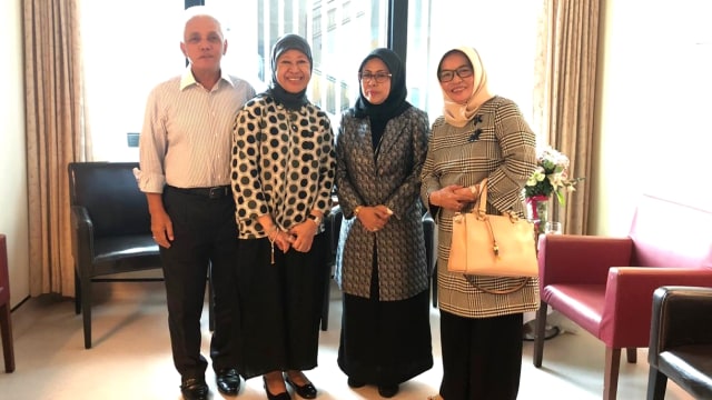 Putri Ma'ruf Amin, Siti Ma'rifah (kedua dari kanan) bersama politisi Demokrat Nuraeni Andi Barung (kanan), serta Hatta Rajasa dan istri, menjenguk Ani Yudhoyono. Foto: Dok. Istimewa