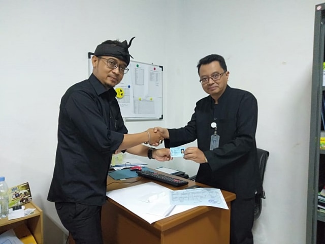 Bonie Nugraha Permana menerima KTP dari  Kepala Seksi Identitas Penduduk (Disdukcapil) Kota Bandung, Yan Kraspati. (Istimewa)