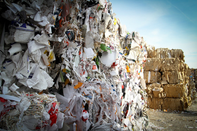 Ilustrasi tumpukan sampah. Foto: Unsplash/