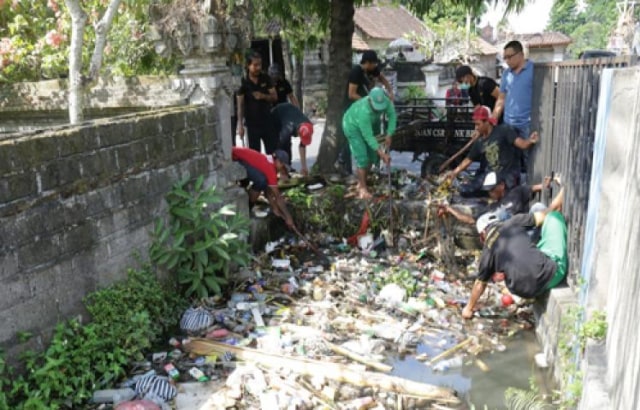 Aksi cepat Pemkab Gianyar tangani sampah yang menyumbat aliran sungai (dok.Pemkab Gianyar)