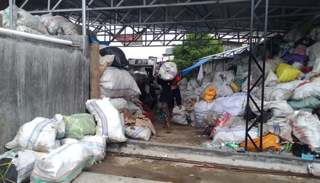 Pengelolaan Sampah di Bank Sampah Pusat jalan Toddopuli Makassar.
