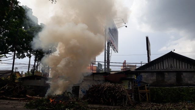 Pembakaran sampah di Yogyakarta, Rabu (20/2/2019). Foto: ken