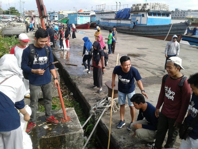 Kegiatan bersih lingkungan yang dilakukan aktivis di Pontianak. Foto; istimewa