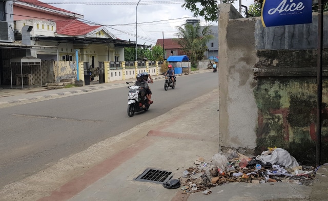 Sampah yang masih berserakan di depan rumah warga di Jalan Andi Dai, Kelurahan Binanga, Mamuju, saat diabadikan Rabu (21/2). Foto: Sapriadi/SulbarKini