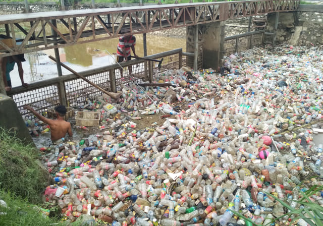 Petugas Kebersihaan Pemkot Jayapura saat bersihkan tumpukan sampah  di Kali Acai Abepura, Kota Jayapura. (Foto Dok KabarPapua.co/Ramah)