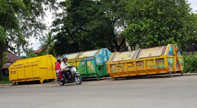 TPS yang tersedia di Jl Alianyang Pontianak, dihias dengan gambar bunga agar terlihat cantik. Foto: Hi!Pontianak