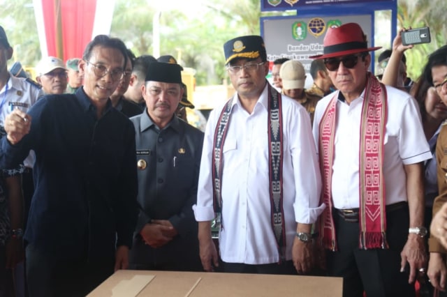 Menteri Perhubungan Budi Karya Sumadi dan Menteri Hukum dan HAM Yasonna Laoly, mengenakan motif tenun ikat Tidayu khas Singkawang, Senin (18/2).  