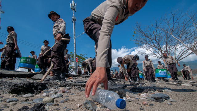 Sejumlah anggota polisi menagngkat sampah pada Aksi Peduli Sampah Nasional 2019 di Pantai Talise, Palu, Sulawesi Tengah, Kamis (21/2). Foto: ANTARA FOTO/Basri Marzuki