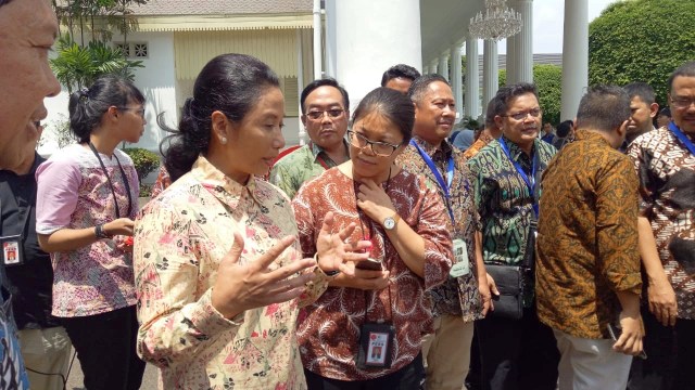 Menteri BUMN Rini Soemarno (kiri) dan Federasi Serikat Pekerja Perkebunan Nusantara usai bertemu Presiden RI Jokowi di Istana Merdeka, Jakarta, Kamis (21/2). Foto: Fahrian Saleh/kumparan