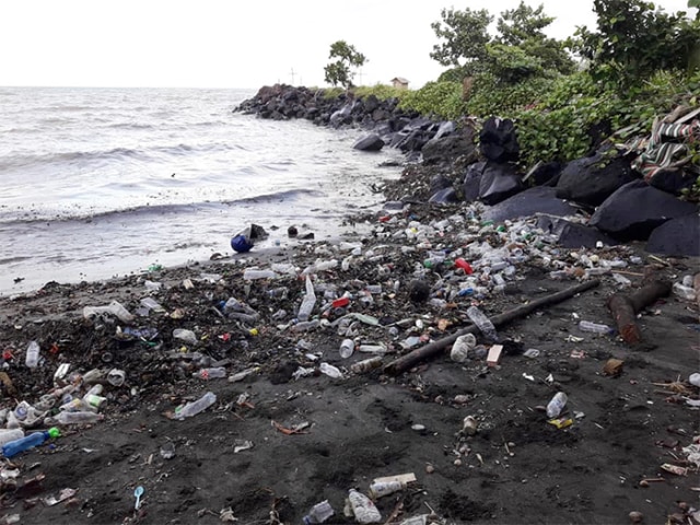 sampah di pantai.jpg
