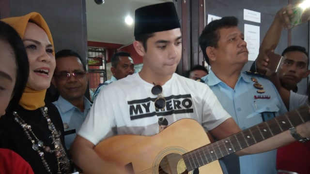 Ahmad Al Ghazali (tengah) membawa gitar setelah sambangi  Ahmad Dhani di Rutan Klas I Surabaya, Medaeng, Sidoarjo, Jawa Timur. Foto: Yuana Fatwalloh/kumparan