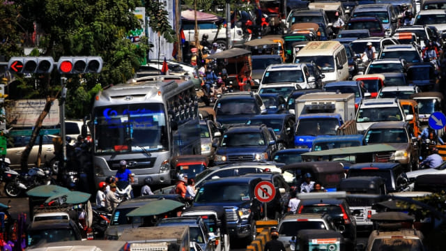 Kemacetan di jalan raya Ibu kota Phnom Penh. Foto: Aditia Noviansyah/kumparan