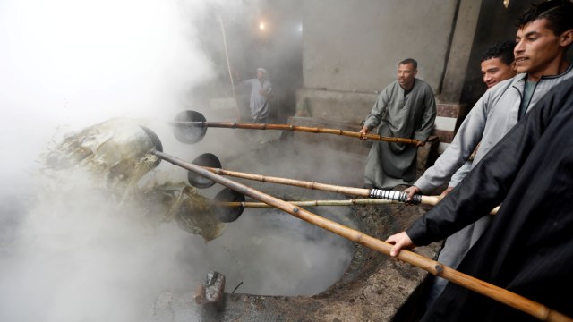 Pembuatan molase madu hitam khas mesir di sebuah pabrik kecil di Mallawi, provinsi Minya, Kairo, Mesir