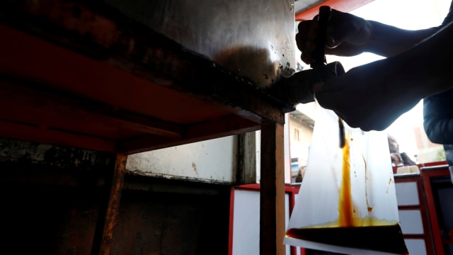 Pembuatan molase madu hitam khas mesir di sebuah pabrik kecil di Mallawi, provinsi Minya, Kairo, Mesir