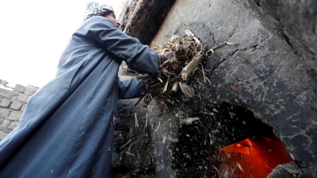 Pembuatan molase madu hitam khas mesir di sebuah pabrik kecil di Mallawi, provinsi Minya, Kairo, Mesir