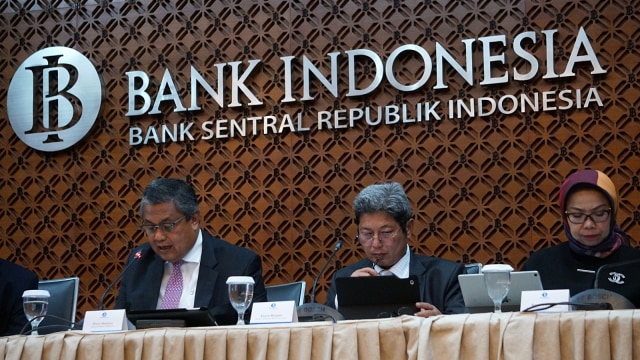 Gubernur Bank Indonesia Perry Warjiyo (kiri) saat konferensi pers bersama anggota Dewan Gubernur BI, Kamis (21/2). Foto: Jamal Ramadhan/kumparan