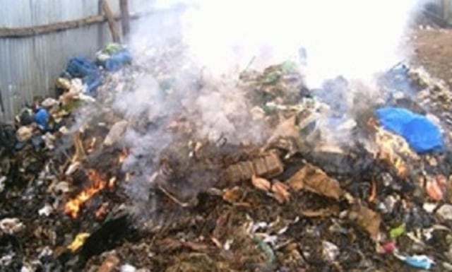 FOTO Sudah Biasa Bakar Sampah  kumparan com