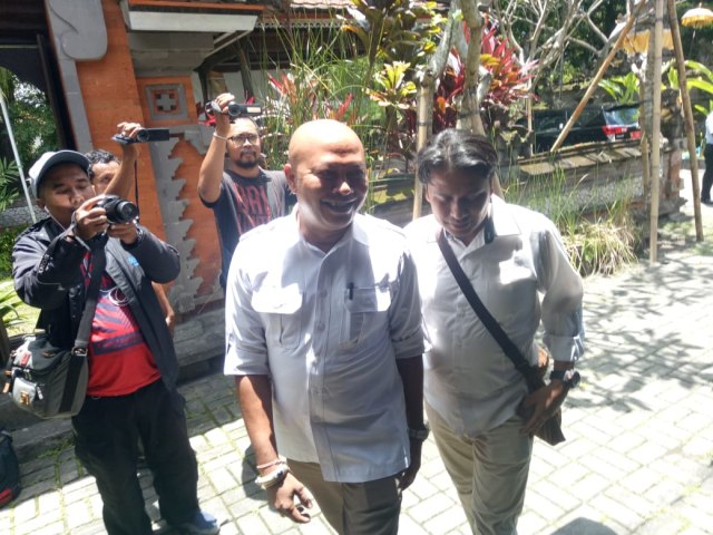 Ray Misno saat menyampaikan laporan ke Bawaslu Bali (kanalbali/LSU)