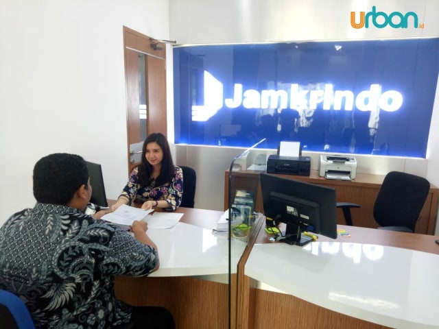 Pegawai Jamkrindo tengah memberikan pelayanan terhadap mitra di kantor  Jamkrindo cabang Palembang (foto: Urban Id)