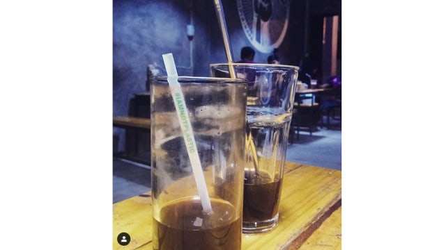 SEDOTAN untuk es kopi di Warung Kopi (Warko) Kopikirapa, Sukajadi, Pekanbaru, diganti dari plastik ke sedotan stainless.