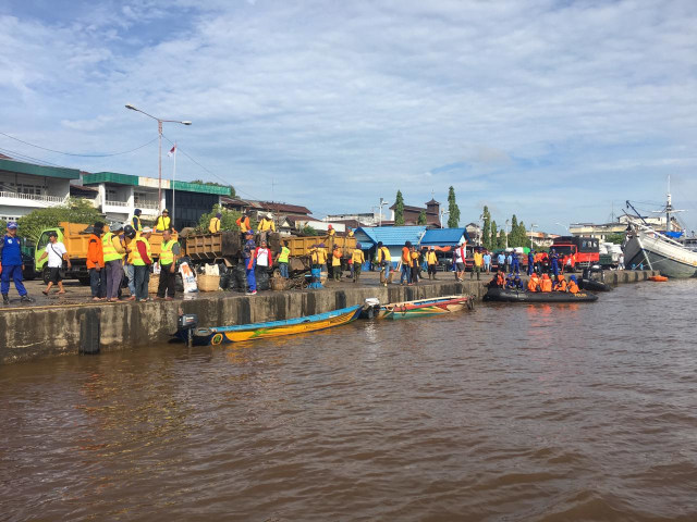 Aksi peringatan Hari Peduli Sampah Nasional di pelabuhan Senghie Pontianak, Kamis (21/2). Foto: Istimewa