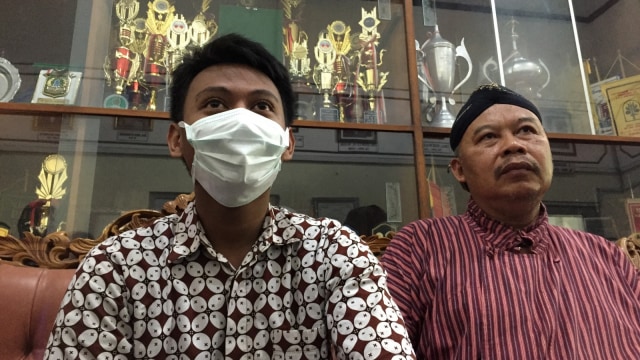 OS (kiri) siswa kelas kelas 10 jurusan Teknik Otomotif SMK 3 Yogyakarta meminta maaf kepada gurunya Sujiyanto (kanan). Foto: Arfiansyah Panji/kumparan