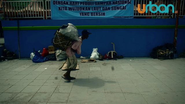 Seorang Warga yang melintas di Kawasan Pasar 16 Ilir Palembang, Kamis (21/2) Foto: ABP/Urban Id